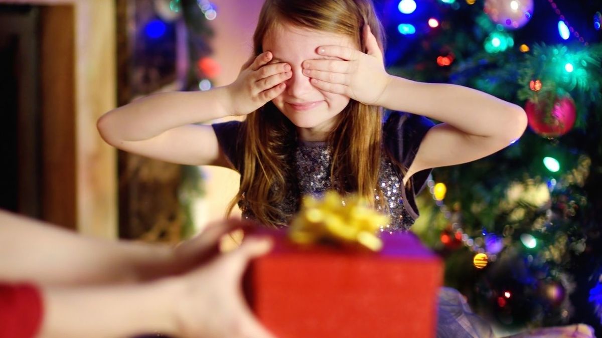 I pěkný dárek může zkazit Vánoce. Na vině můžou být neúplné dárky, kterým chybí baterie či SIM karty